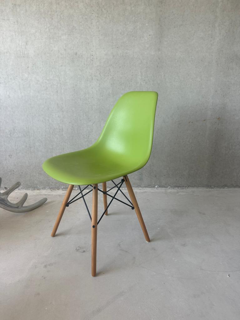 Groene Eames DSW stijl stoel, Huis en Inrichting, Stoelen, Ophalen, Overige kleuren, Zo goed als nieuw, Eén