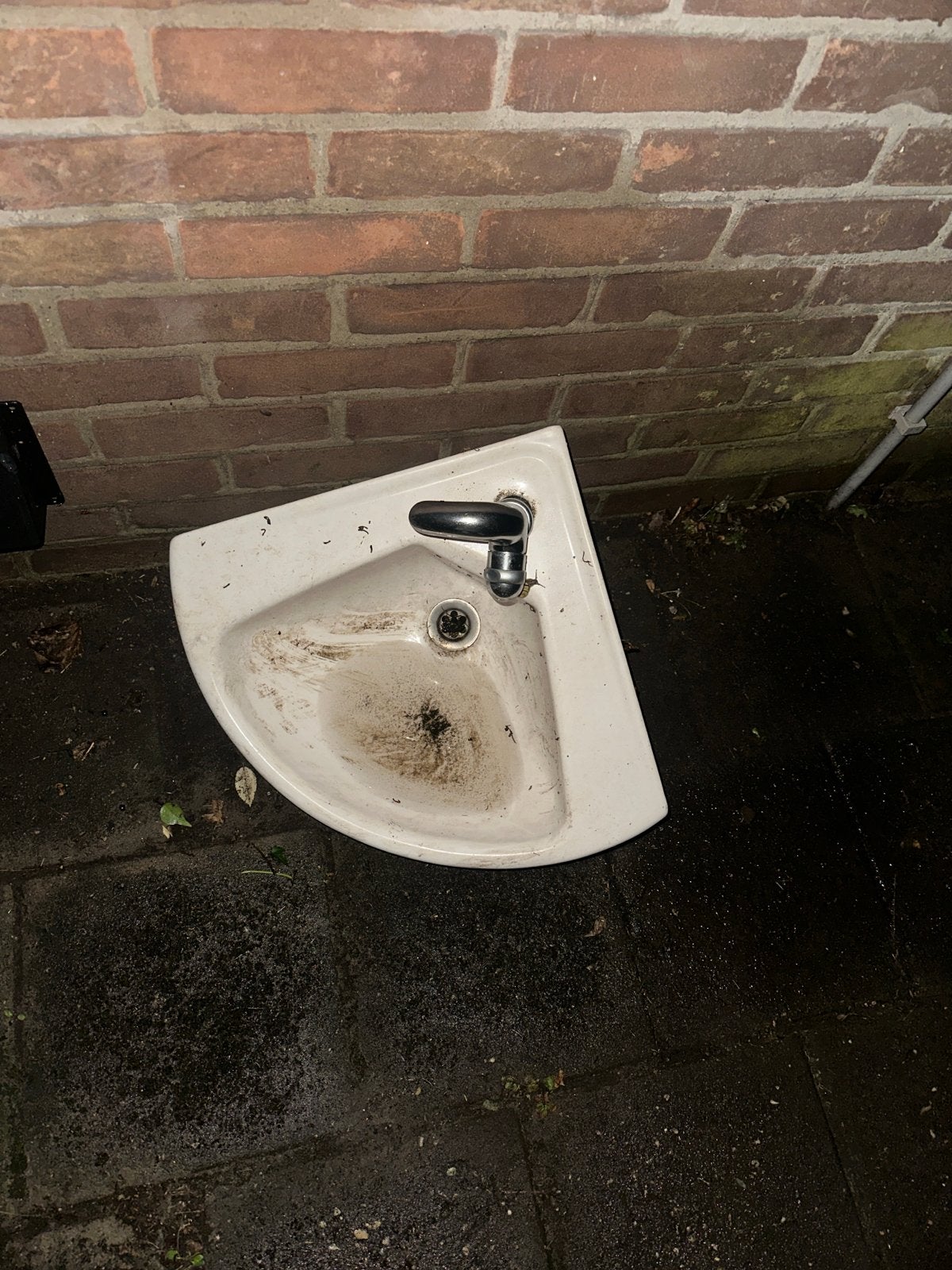 Gebruikte hoekwastafel met kraan, Doe-het-zelf en Verbouw, Ophalen of Verzenden, Gebruikt, Chroom, Wastafel