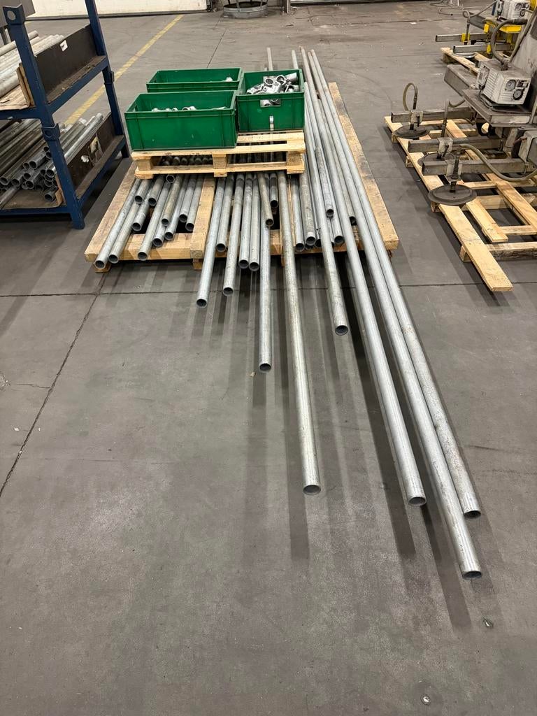 Verzinkte leuning 48mm met bevestigingen (ca. 30 meter), Ophalen, Overige materialen, Gebruikt, 6 meter of meer