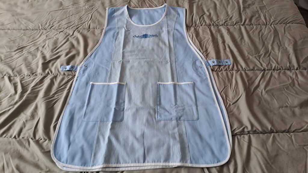 Leuke vintage blauwe schort met zakken, Huis en Inrichting, Keuken | Textiel, Schort, Blauw, Ophalen of Verzenden, Zo goed als nieuw