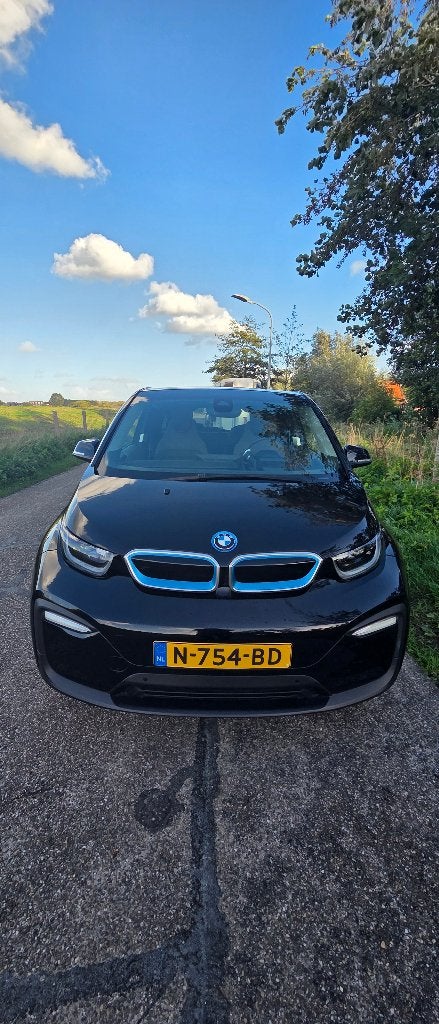 BMW i3 120Ah – 2021 – slechts 23.000 km – Apple CarPlay, Auto's, Automaat, 4 stoelen, 43 €/maand, Zwart