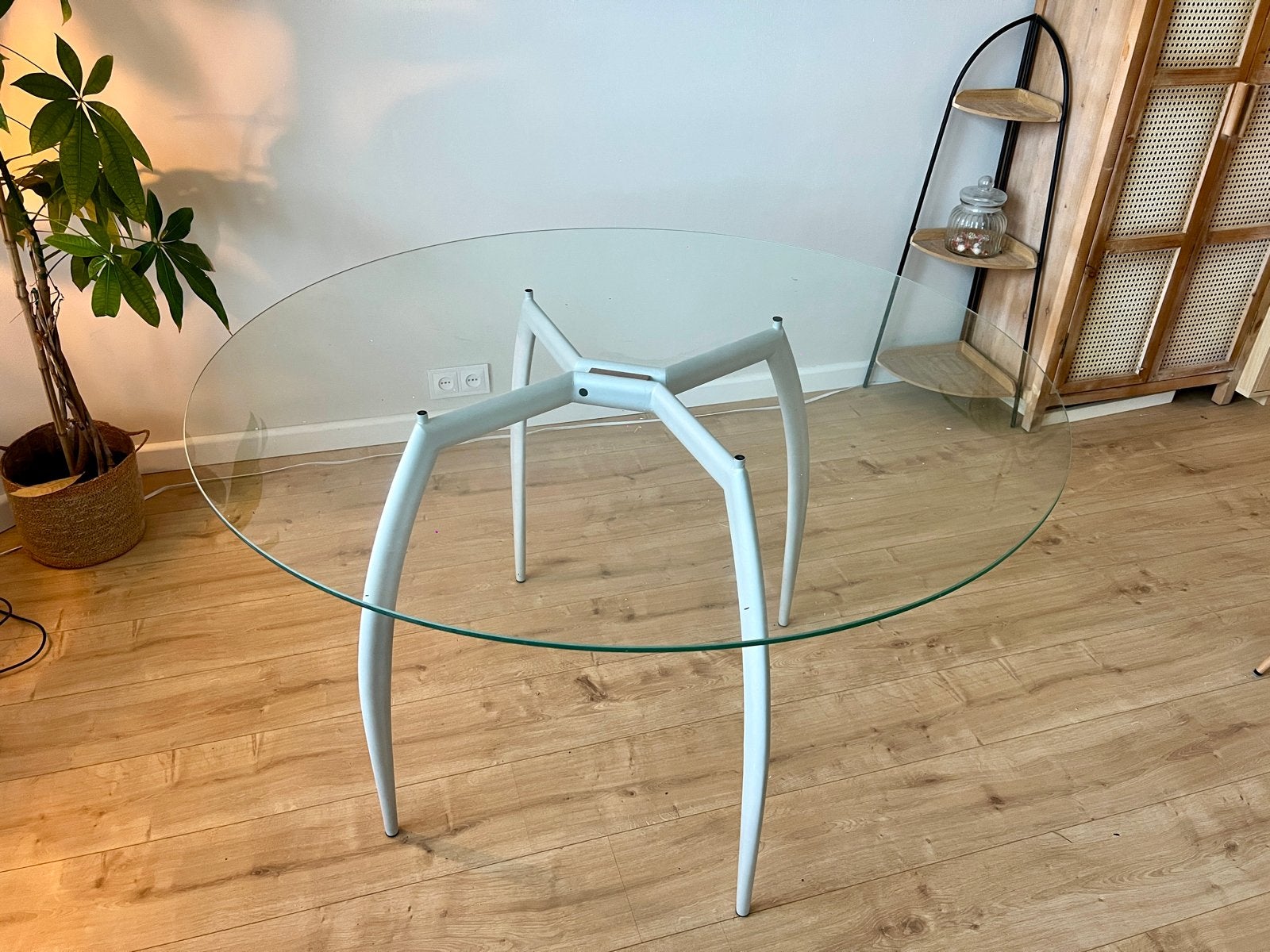 Ronde glazen eettafel met wit metalen spinpoot onderstel