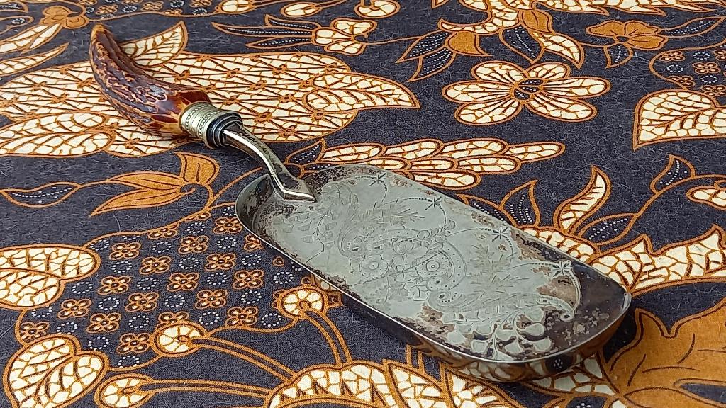 Antieke Engelse kruimelschep van silverplate en gewei 35 cm., Ophalen of Verzenden