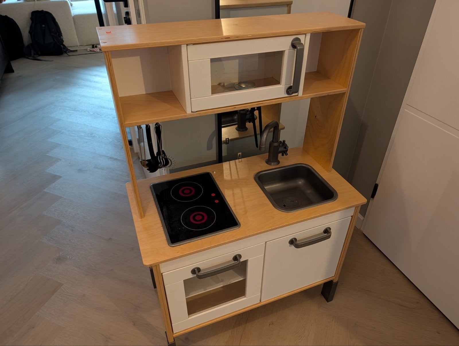 IKEA DUKTIG Speelkeuken met magnetron en kookplaat, Kinderen en Baby's, Speelgoed | Speelkeukens, Ophalen, Zo goed als nieuw, Hout