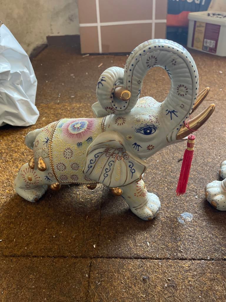 Decoratieve Porseleinen Olifant met Gouden Details, Huis en Inrichting, Woonaccessoires | Overige, Ophalen of Verzenden, Zo goed als nieuw