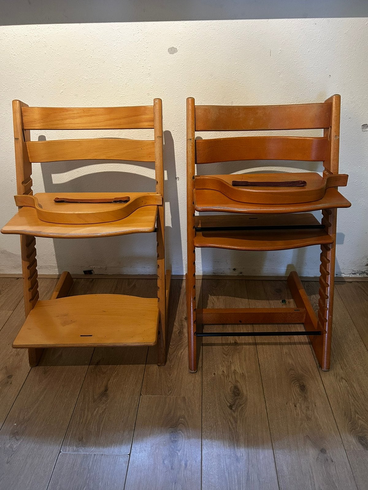 Twee Stokke tripp trapp stoelen met beugel, Ophalen, Gebruikt, Meegroeistoel