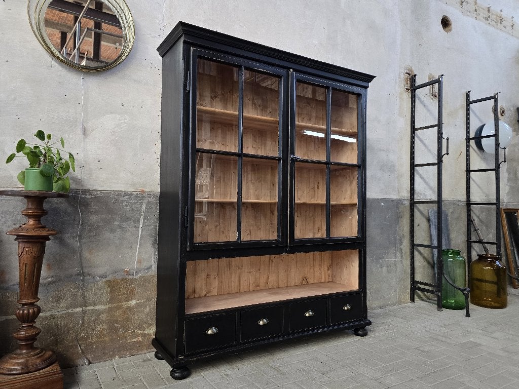 Vintage Houten Vitrinekast Zwart | Grote Vitrine Kast 2, Huis en Inrichting, Gebruikt, Antiek Retro Vintage Brocante Landelijk