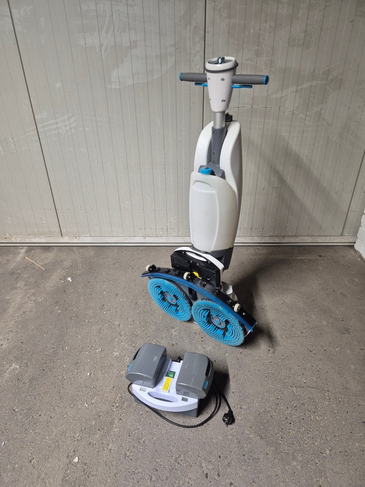 i-mop XXL schrobzuigmachine met lader, Ophalen, Zo goed als nieuw