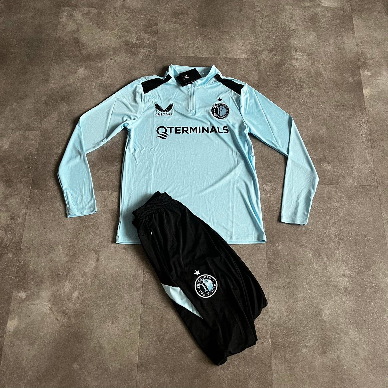 Feyenoord trainingspak maat S - Nieuw met kaartjes, Kleding | Heren, Meerkleurig, Nieuw, Ophalen of Verzenden, Voetbal