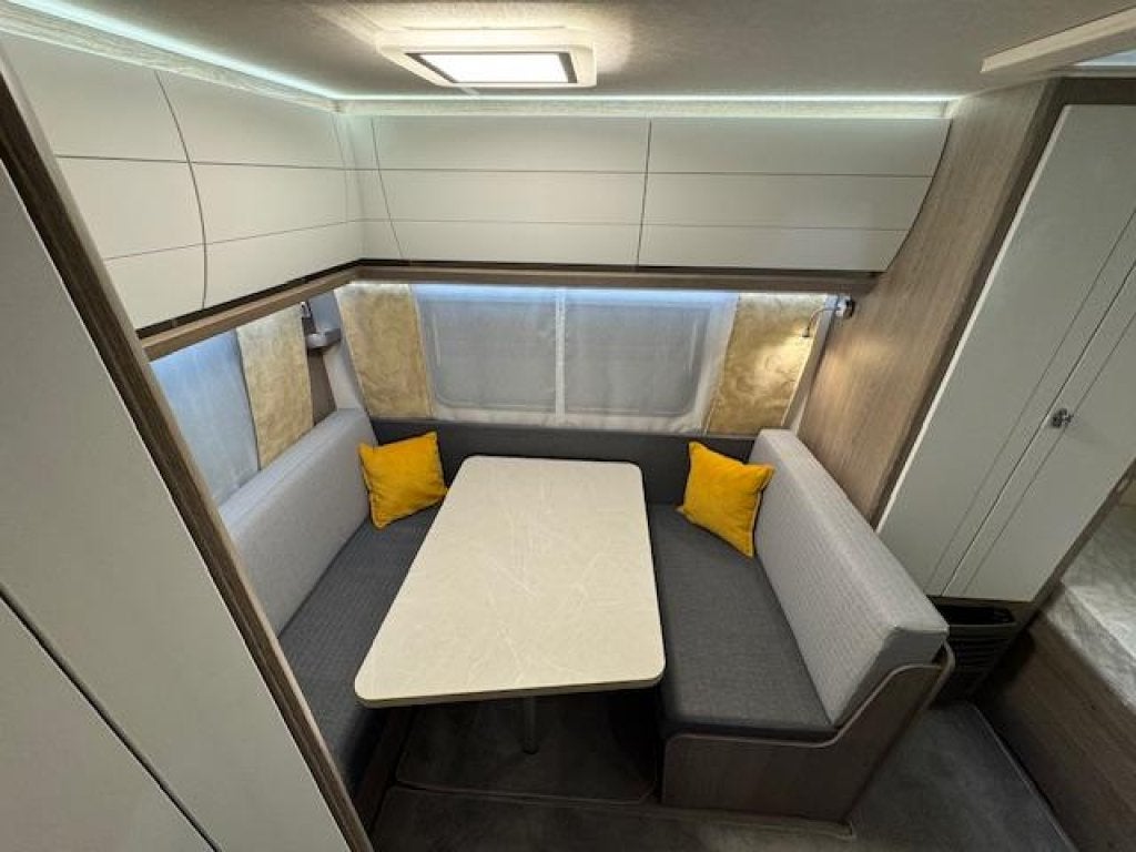 Hobby On Tour 390 SF 2026 + voorraam nu voor €23950, Caravans en Kamperen, Hobby, Bedrijf, Treinzit, 750 - 1000 kg
