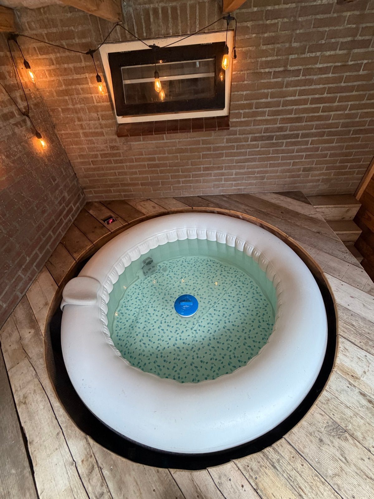 Bestway Jacuzzi met steigerhouten ombouw en 2 pompen, Ophalen, Gebruikt, Pomp, Opblaasbaar