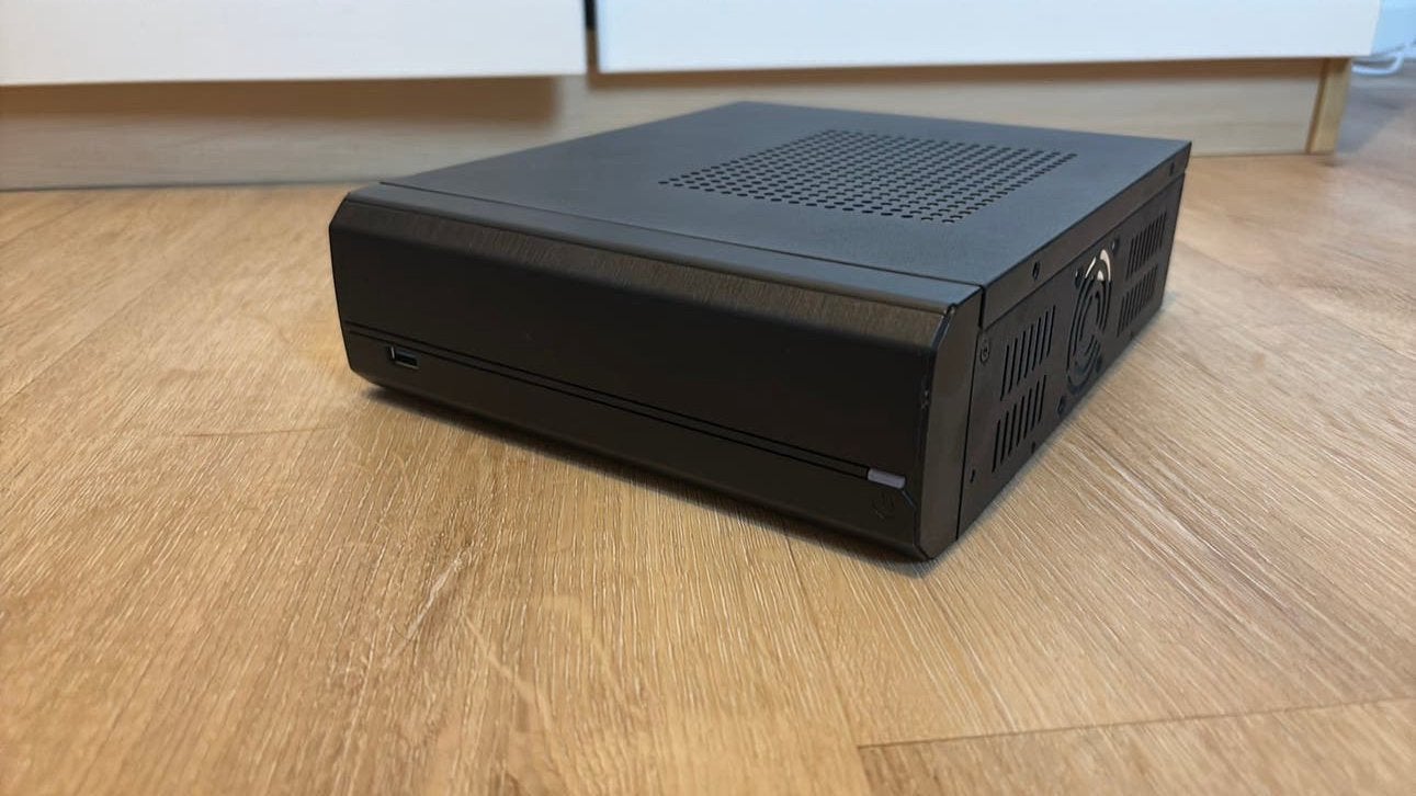 Mini-ITX behuizing met ingebouwde voeding, Computers en Software, Ophalen of Verzenden, Zo goed als nieuw