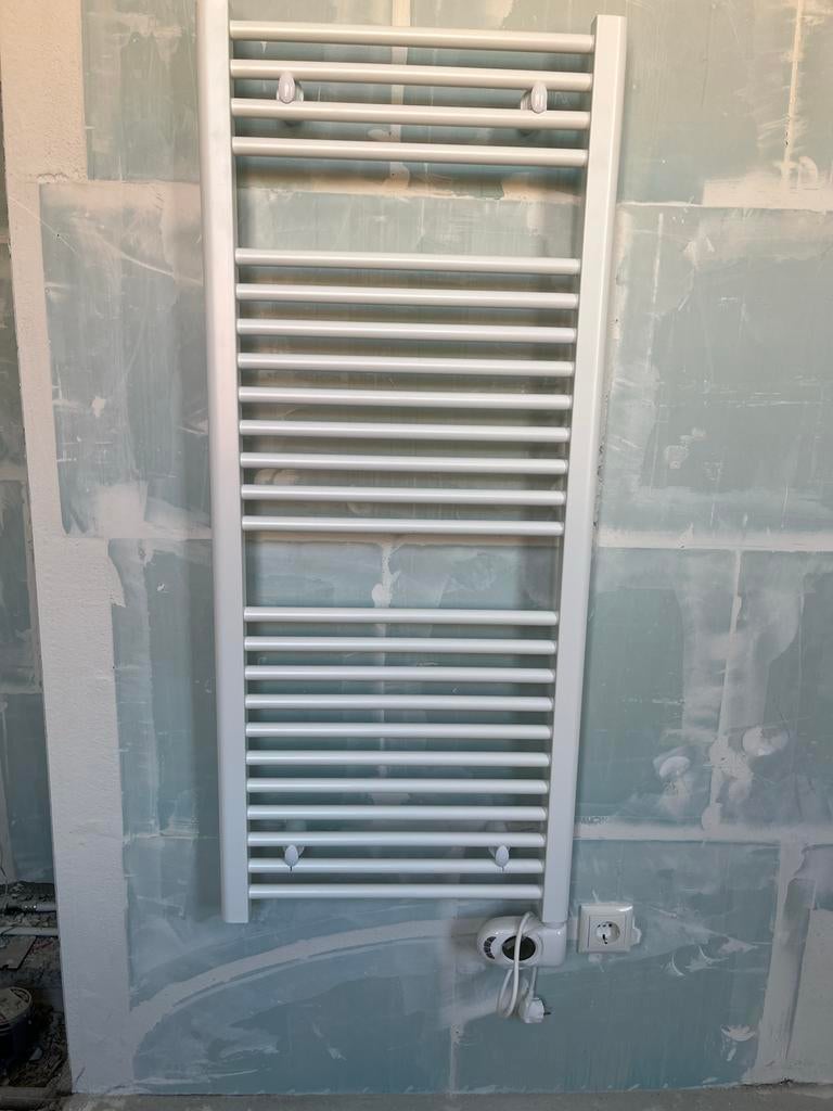 2x witte electrische handdoekradiator voor badkamer, Doe-het-zelf en Verbouw, Verwarming en Radiatoren, Ophalen, 500 tot 800 watt