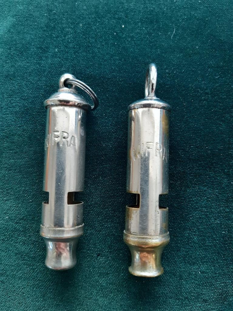 2 oude Franse fluitjes., Ophalen of Verzenden