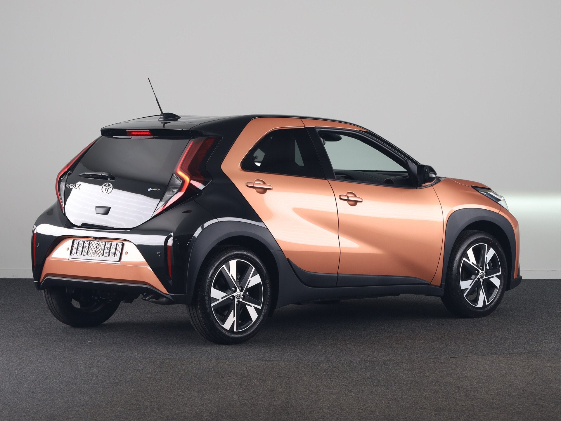 Toyota Aygo X Hybrid 115 pulse *NIEUW* | Direct leverbaar! |, Stof, Zwart, Overige kleuren, 4 stoelen