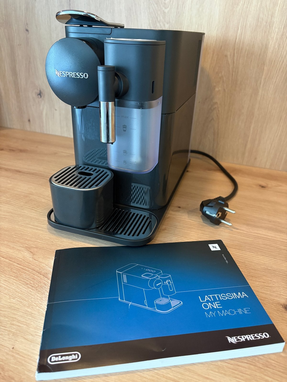 Nespresso Lattissima One - Delonghi, Ophalen, Zo goed als nieuw, Koffiemachine, Koffiepads en cups