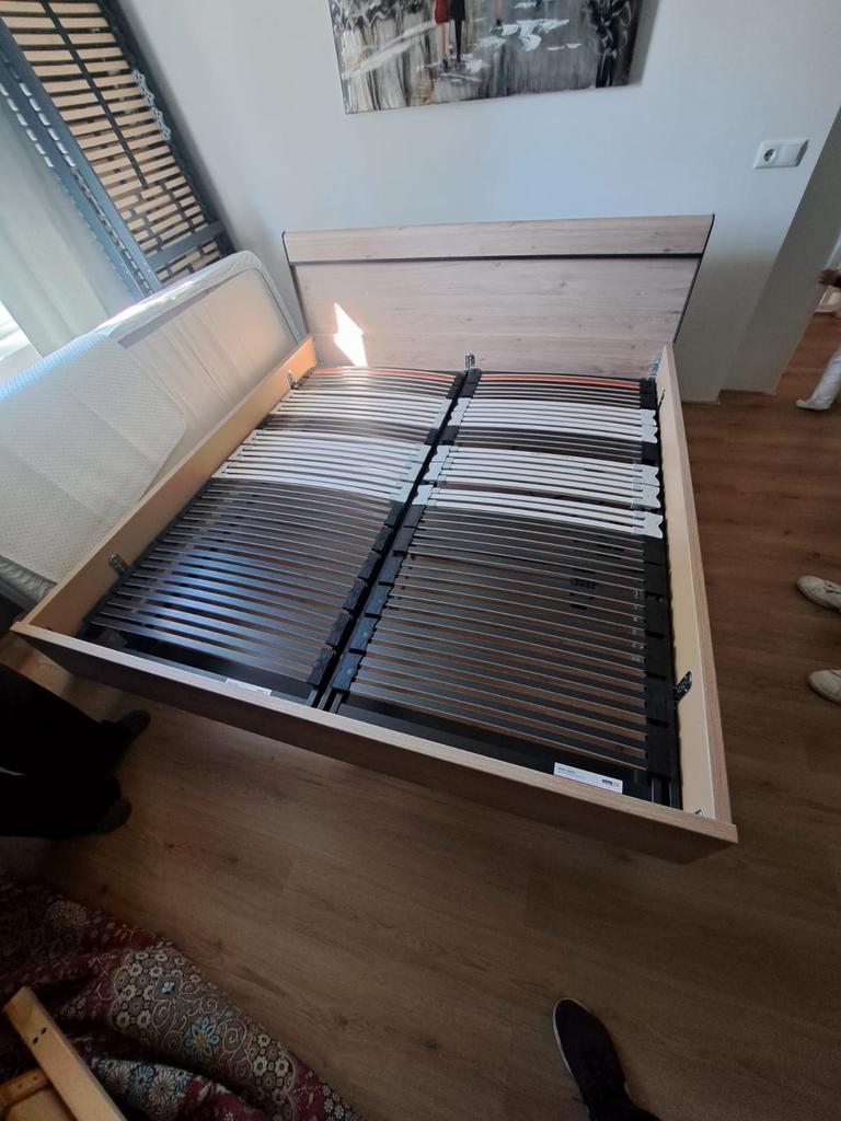 Ledikant 180 met bodems 1 jr oud, Huis en Inrichting, Tweepersoons, Ophalen of Verzenden, Zo goed als nieuw, 180 cm