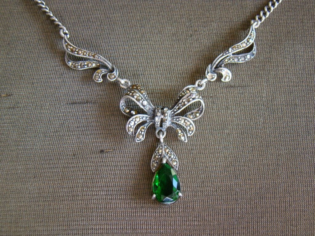 art deco stijl zilveren chokertje groene glassteen marcasiet, Ophalen, Gebruikt, Overige voorstellingen, Groen