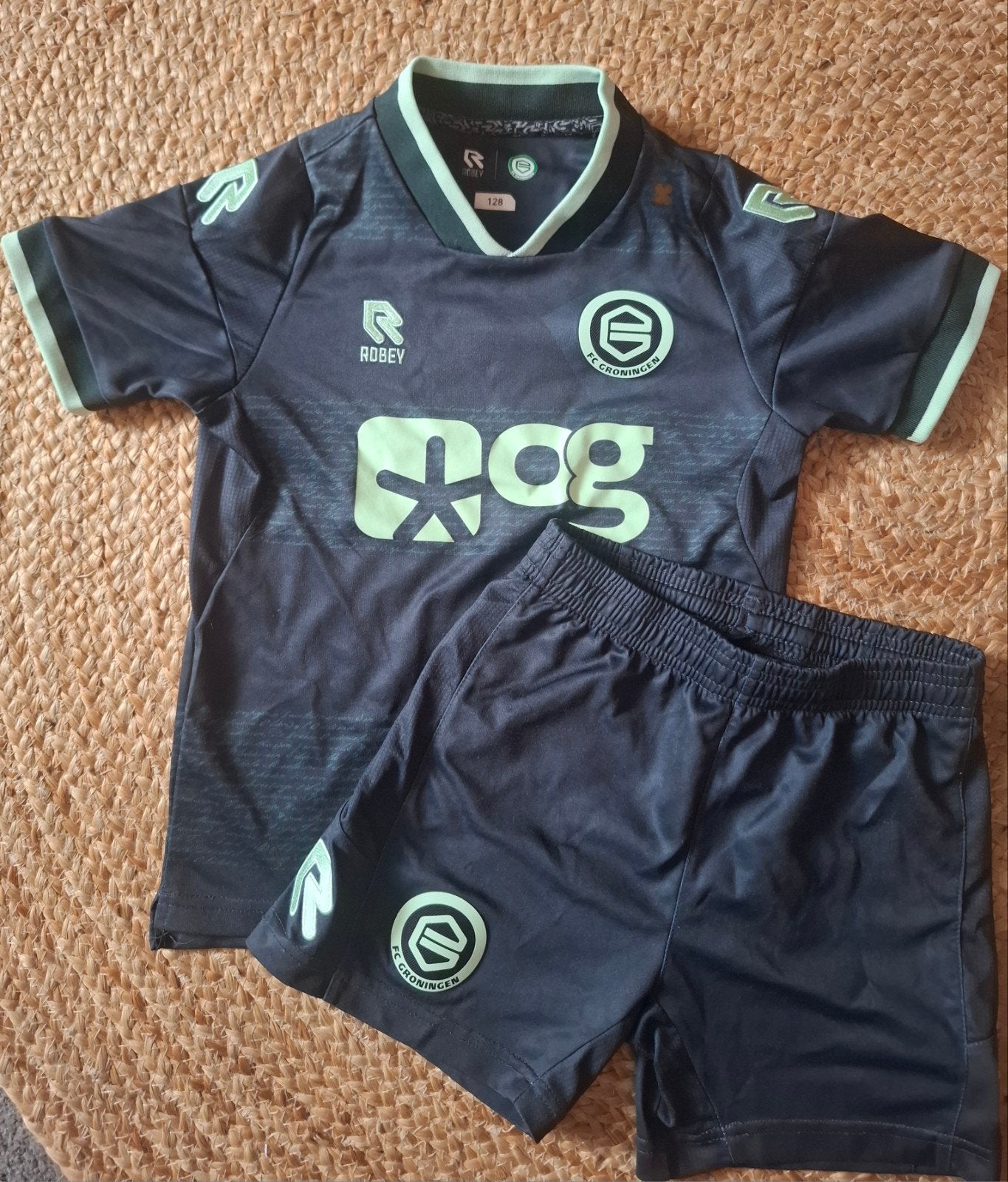 FC Groningen Voetbaltenue Maat 128, Kinderen en Baby's, Kinderkleding | Maat 128, Gebruikt, Verzenden, Jongen of Meisje, Setje