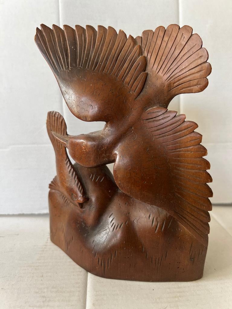 Indonesisch houtsnijwerk van een vogel die een vis vangt, Houtsnijwerk, Minder dan 20 cm, Ophalen of Verzenden, Gepatineerd