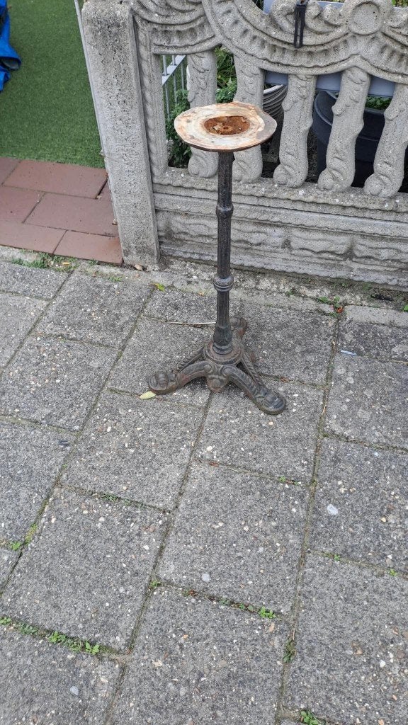 Antieke gietijzeren bistrotafel driepoot onderstel, Ophalen