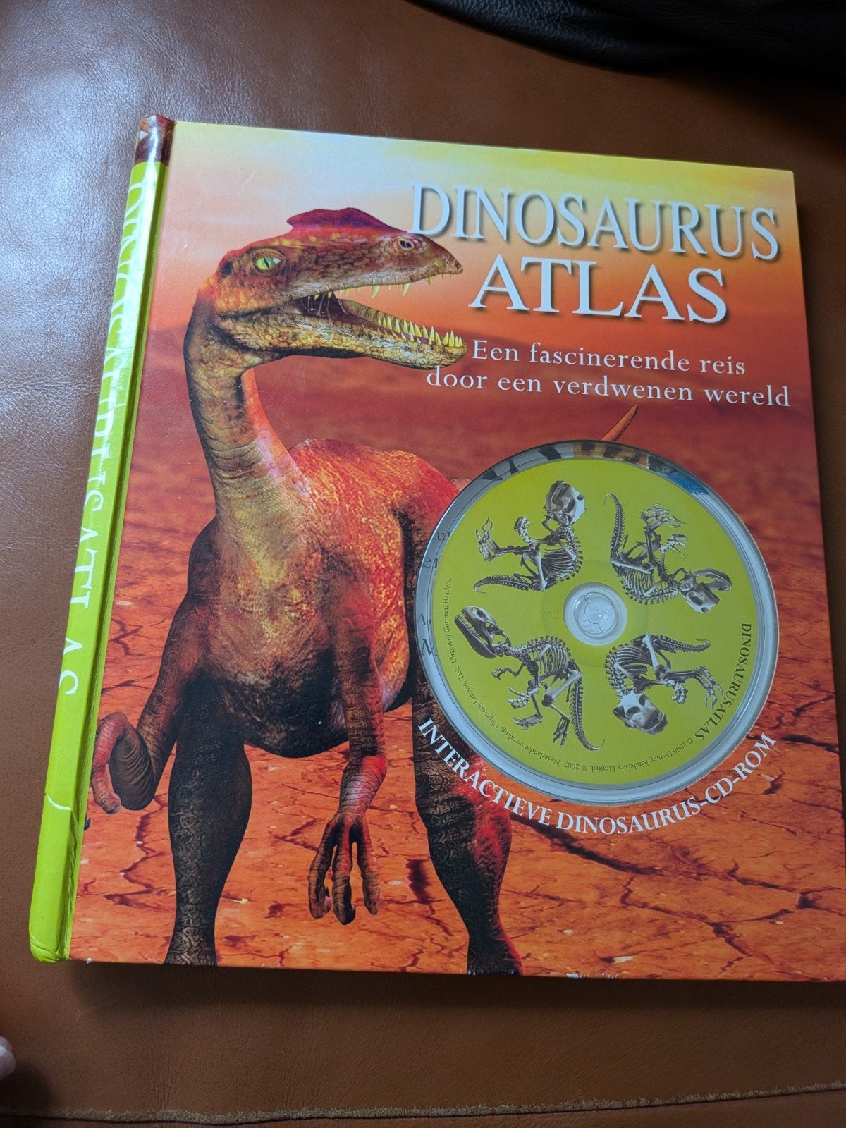 Dinosaurus Atlas met interactieve CD-ROM, Boeken, Overige atlassen, 2000 tot heden, Ophalen of Verzenden, Zo goed als nieuw