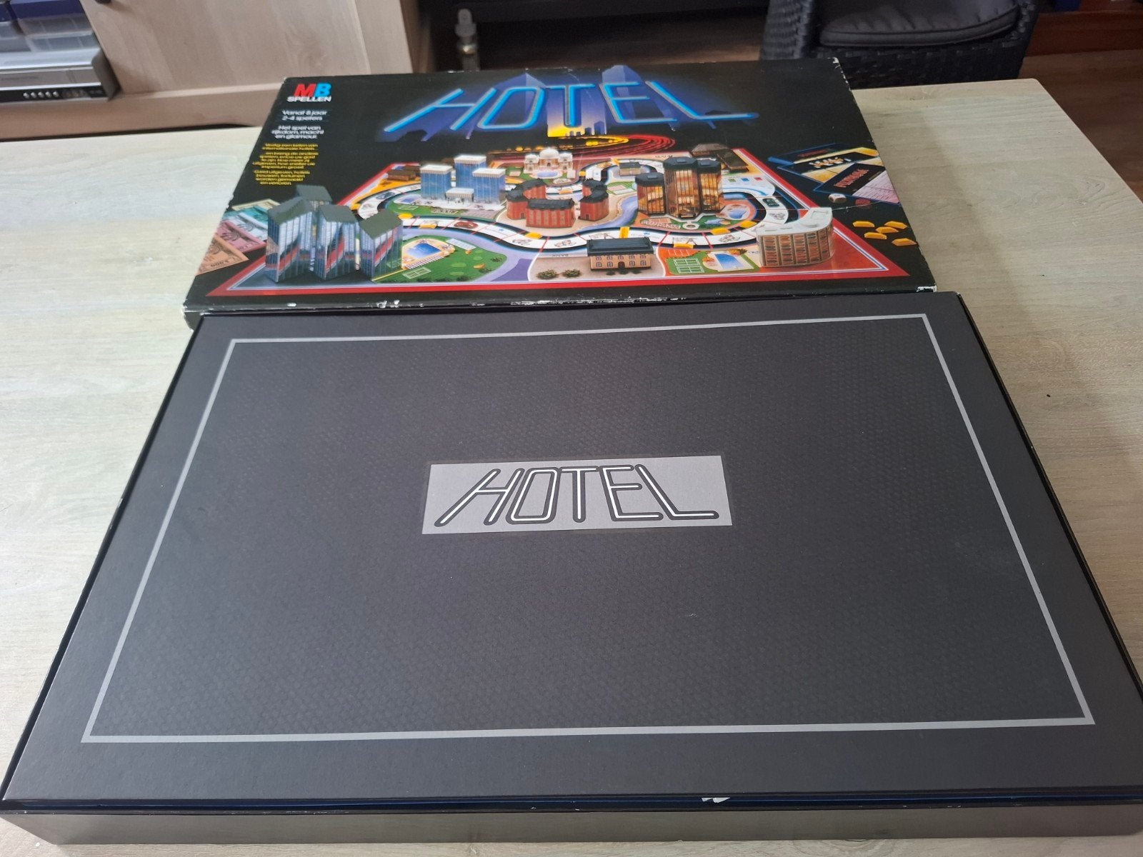 Hotel bordspel - Klassiek vastgoedspel van MB Spellen, Ophalen of Verzenden, Drie of vier spelers, Hasbro, Info@hasbro.nl