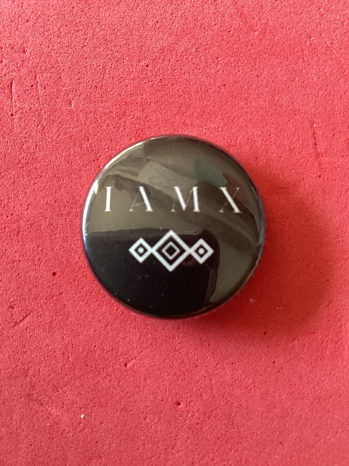 Kleine button IAMX, Verzamelen, Speldjes, Pins en Buttons, Verzenden, Zo goed als nieuw, Overige onderwerpen, Button