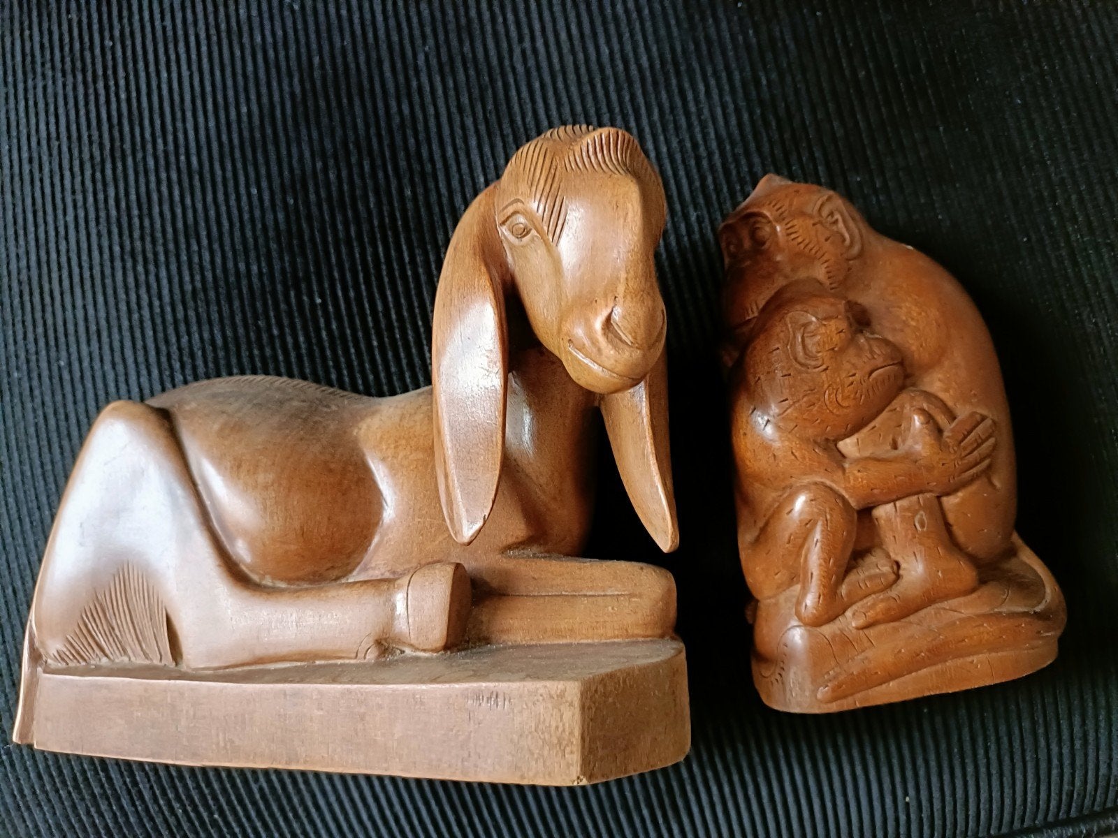 Twee beelden hout apen en bokje, Ophalen of Verzenden