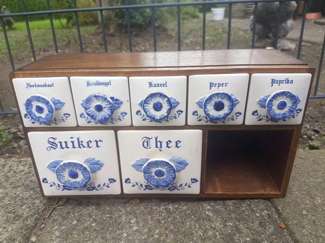 Antiek kruidenkastje kruidenkast kruiden

Prachtig kastje!
M, Antiek en Kunst, Ophalen