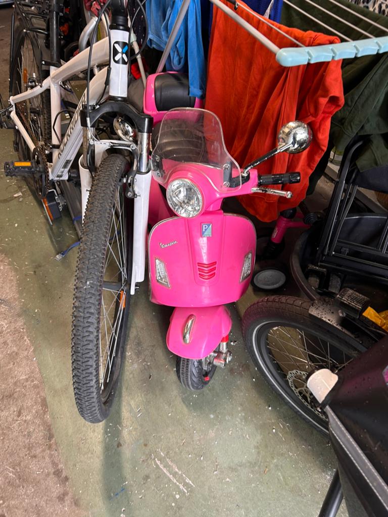 Roze elektrische Vespa driewieler scooter voor kinderen, Ophalen, Gebruikt