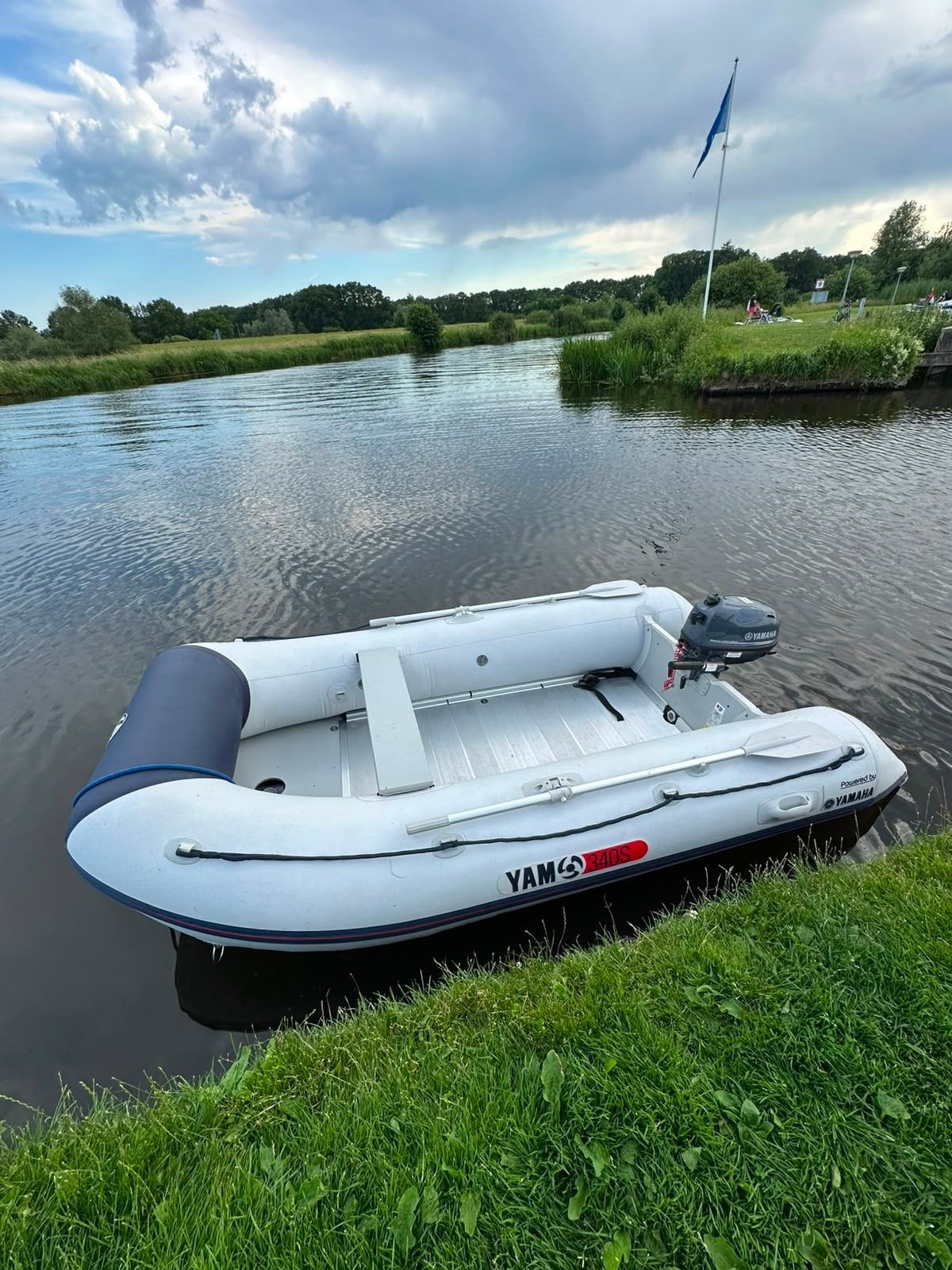 Yam 340S rubberboot met Yamaha 4pk bbm en Kalf strandtrailer, Watersport en Boten, Ophalen, Zo goed als nieuw