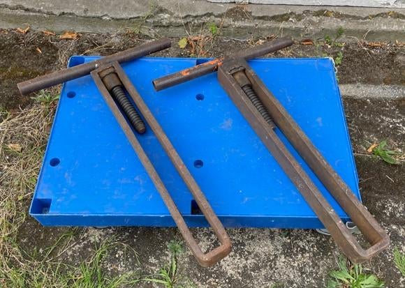 2x grote zware schroefklem knevel, Ophalen