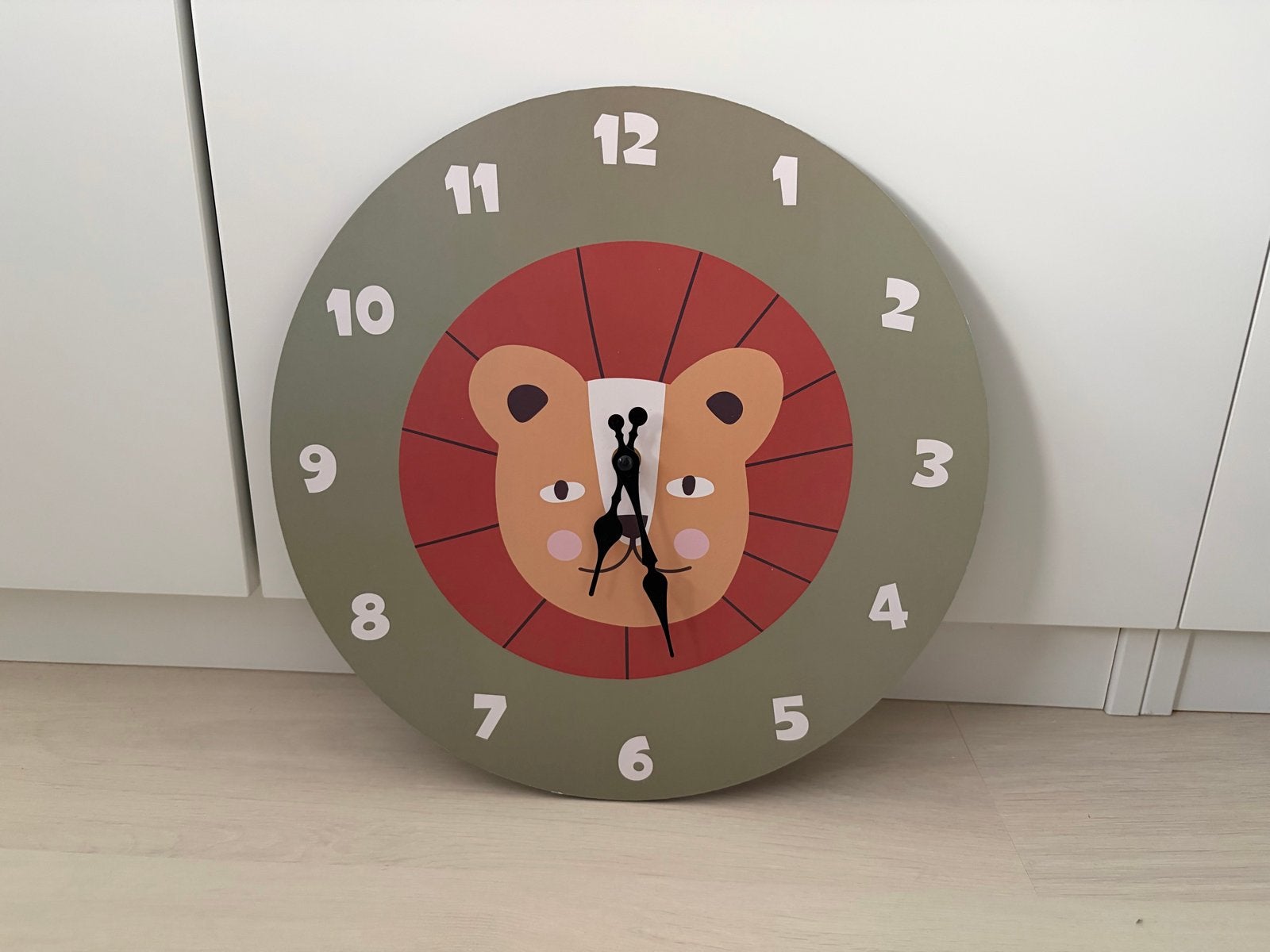 Leuke kinderwandklok met leeuw - Diameter 33cm, Ophalen, Analoog, Zo goed als nieuw, Modern