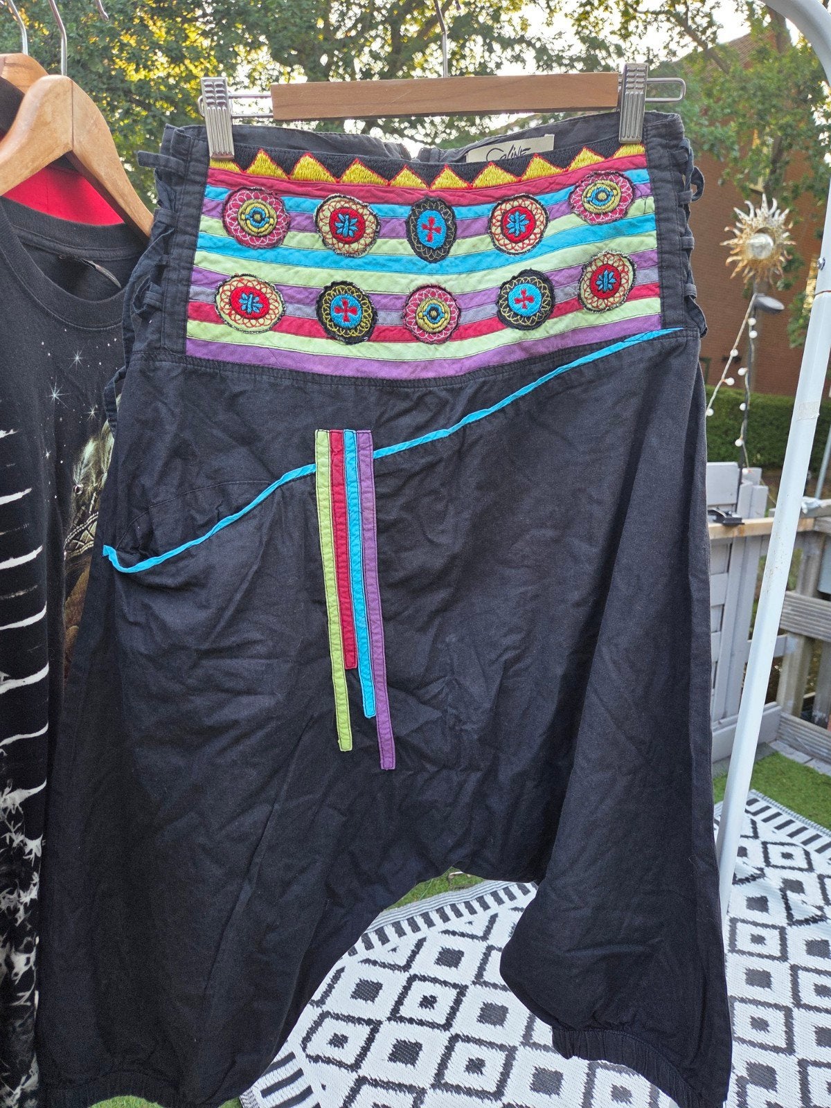Zwarte Harembroek met Kleurrijke Borduurdetails, Maat 38/40 (M), Ophalen of Verzenden, Lang, Gedragen