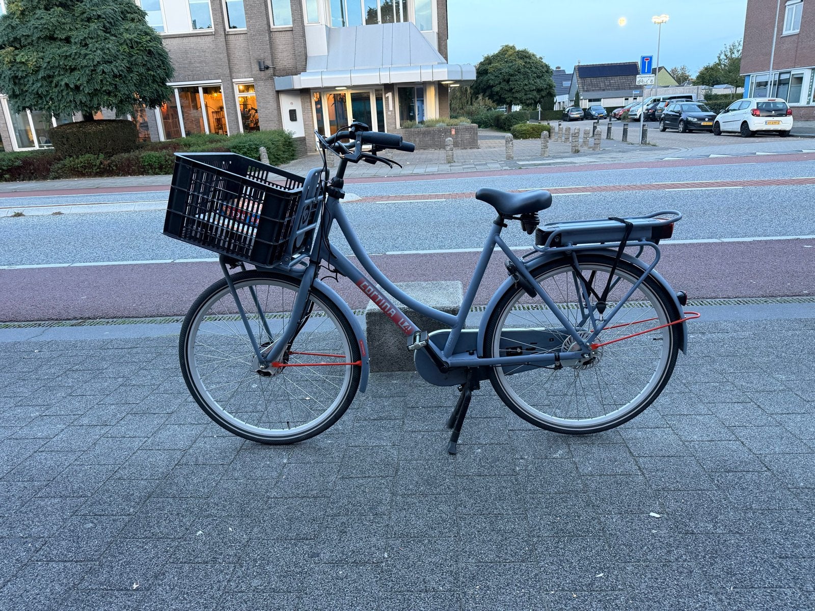 Cortina E U4 Damesfiets met krat, Fietsen en Brommers, Gebruikt, (Extra) lage instap, 56 cm of meer, Trommelrem