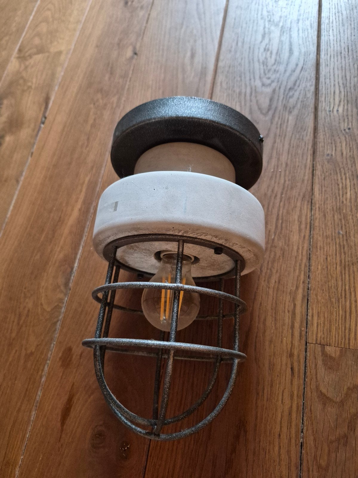 Industriële plafondlamp met betonlook en metalen kooi E27, 18 cm, LED, Zo goed als nieuw, Industrieel