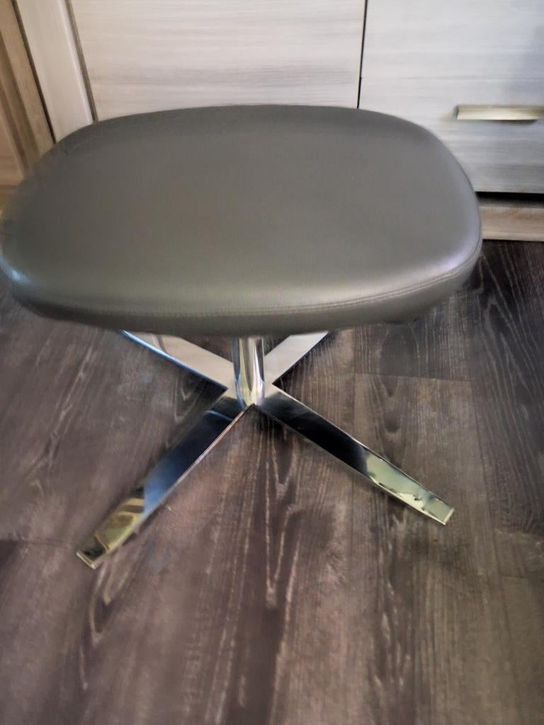 Stijlvolle voetenbank/ kruk met chromen onderstel, 50 tot 75 cm, Ophalen of Verzenden, Zo goed als nieuw, Metaal