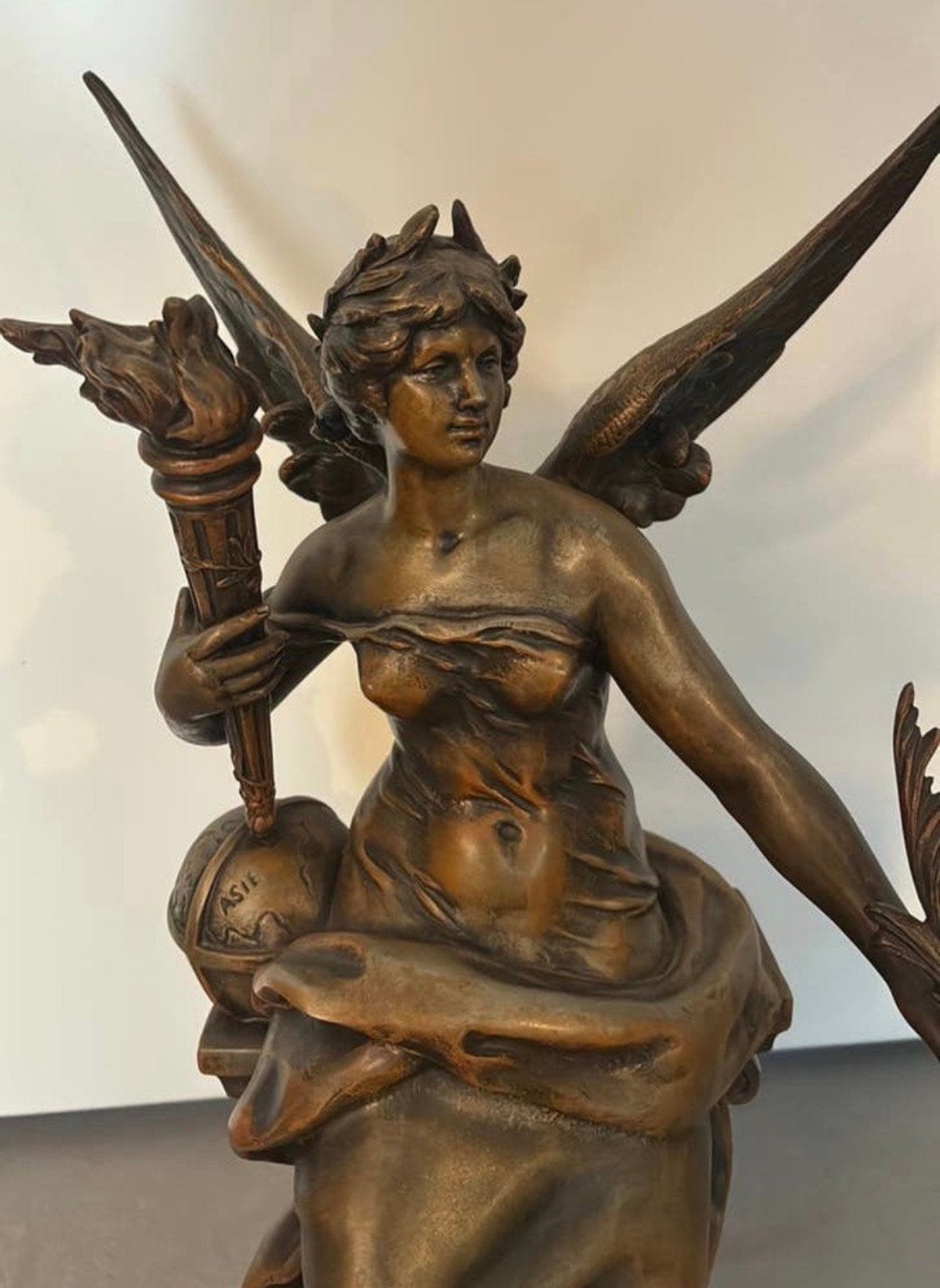 Sculptuur vrouw met vleugels, Ophalen