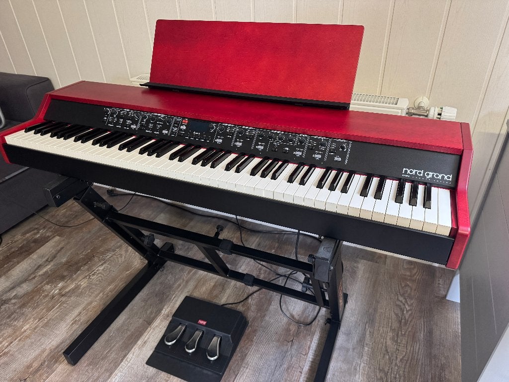 Nord Grand 1 Stage Piano met toebehoren, Muziek en Instrumenten, 88 toetsen, Zo goed als nieuw, Midi-aansluiting, Ophalen