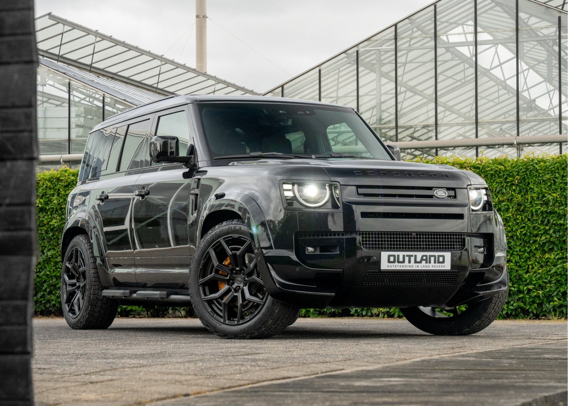Land Rover Defender 110 P300e X-Dynamic HSE | Outland Editio, Automaat, Dealer onderhouden, Gebruikt, Zwart