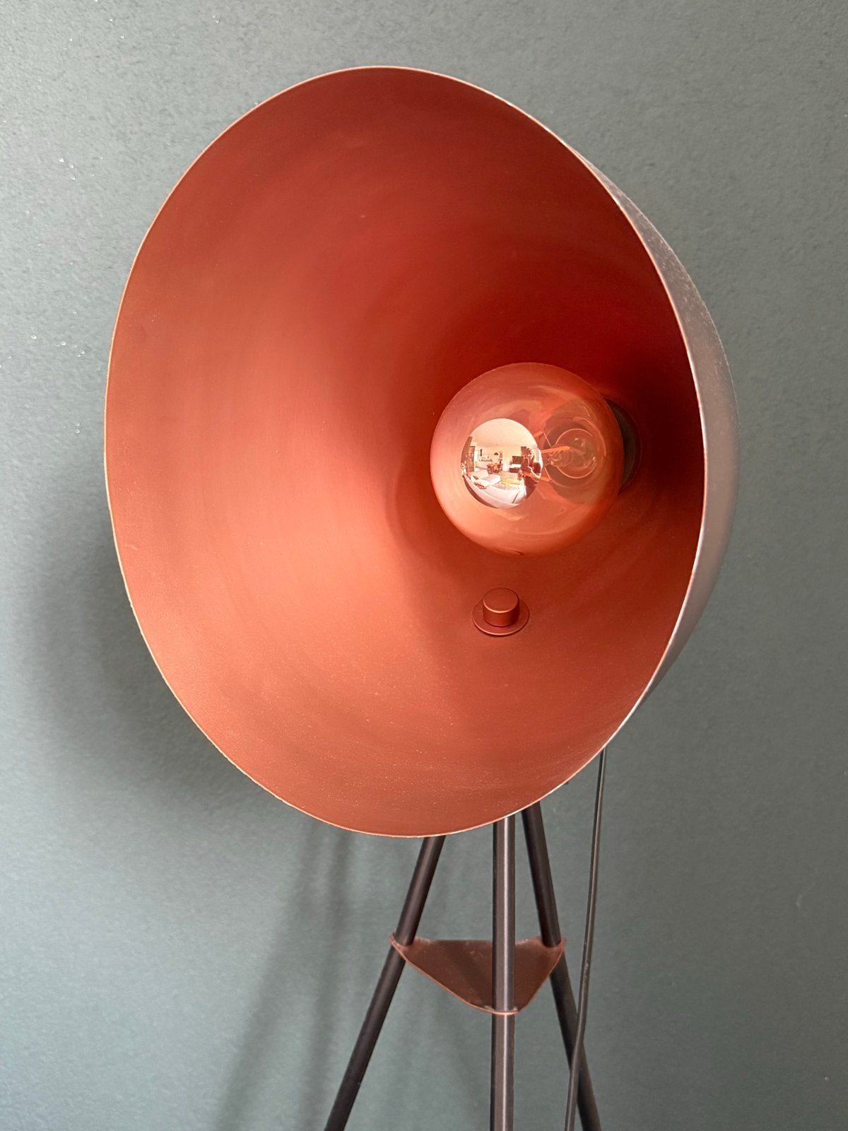 Koperen Zwarte Vloerlamp - Industriële Stijl, Huis en Inrichting, Lampen | Vloerlampen, Ophalen, 100 tot 150 cm, E27 (groot), Zo goed als nieuw