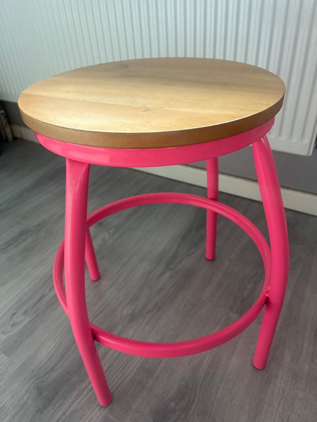 Foto 2 van Roze barkruk met houten zitting - kleine beschadiging