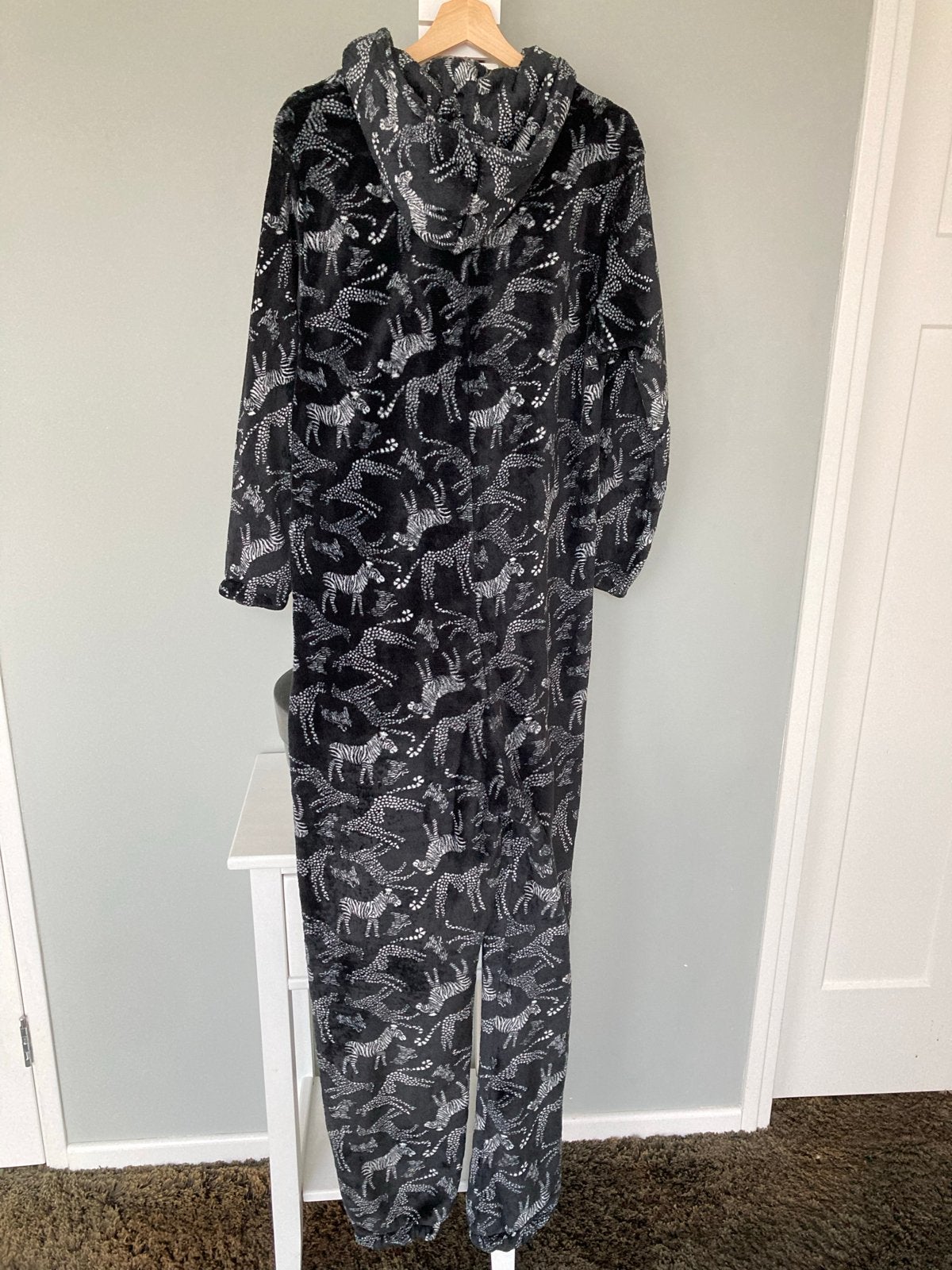 ==Nieuw== Onesie zebra print huispak jumpsuit maar S/M, Ophalen of Verzenden, Zo goed als nieuw, Maat 38/40 (M), Zwart