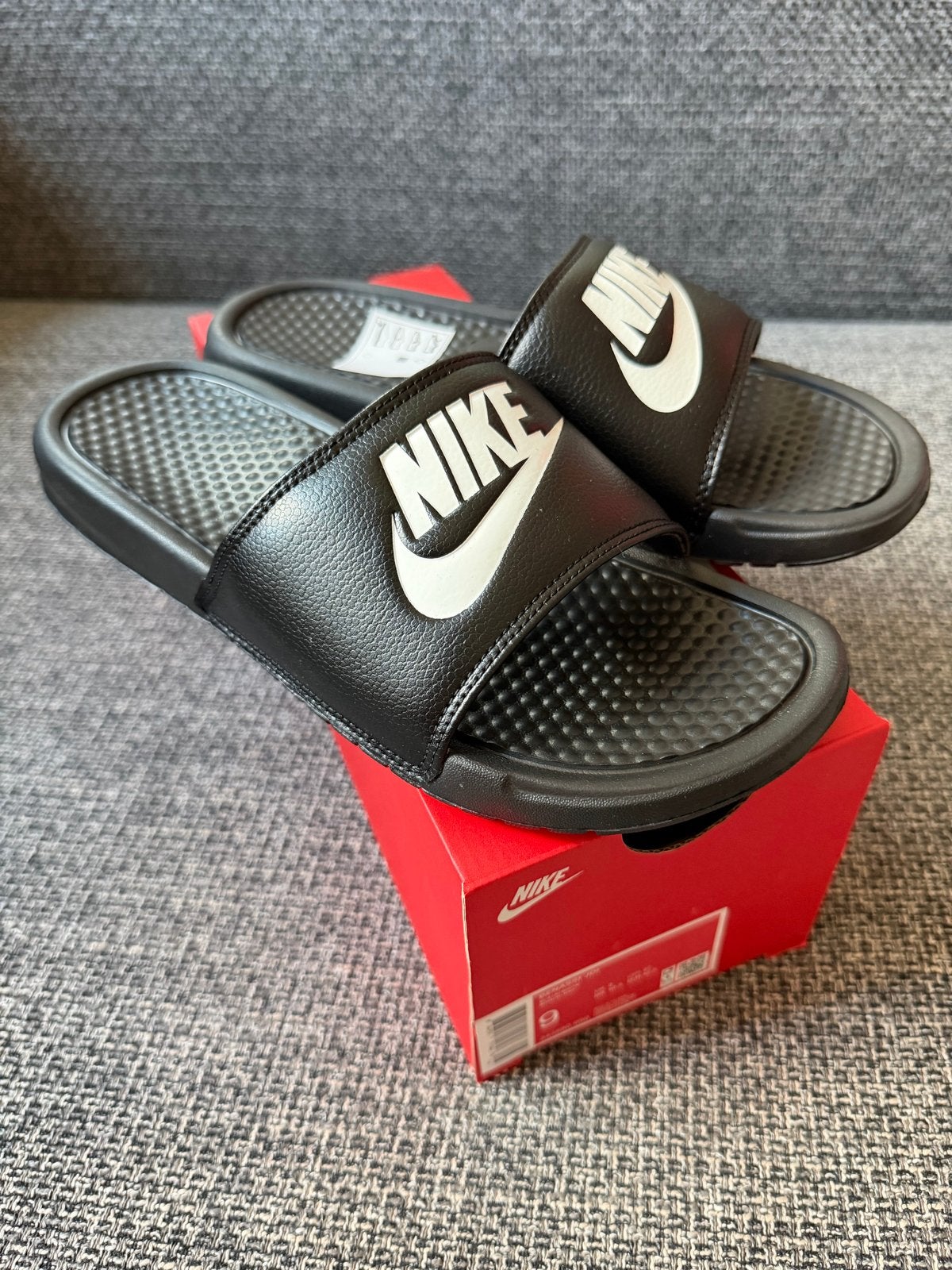 Nike Benassi JDI Slippers - Nieuw met doos - Maat 42.5, Kleding | Heren, Schoenen, Slippers, Zwart, Nieuw, Ophalen of Verzenden