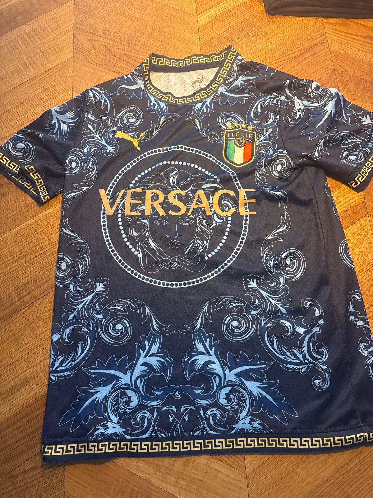 Versace x Italia Voetbalshirt - Uniek Design, Ophalen of Verzenden, Zo goed als nieuw, Maat 46 (S) of kleiner, Blauw