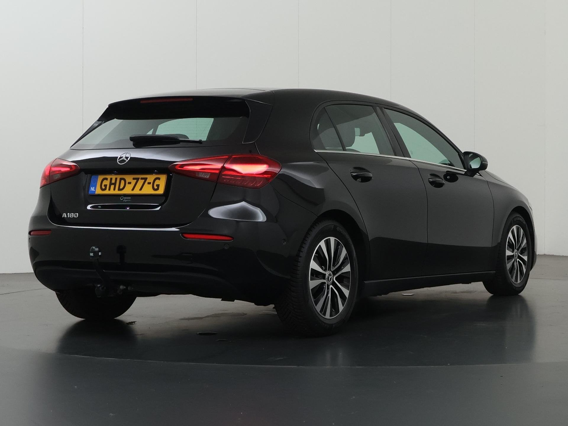 Mercedes-Benz A-klasse 180 Star Edition | Parkeerpakket | Wi, Auto's, 136 pk, Gebruikt, Leder en Stof, Zwart