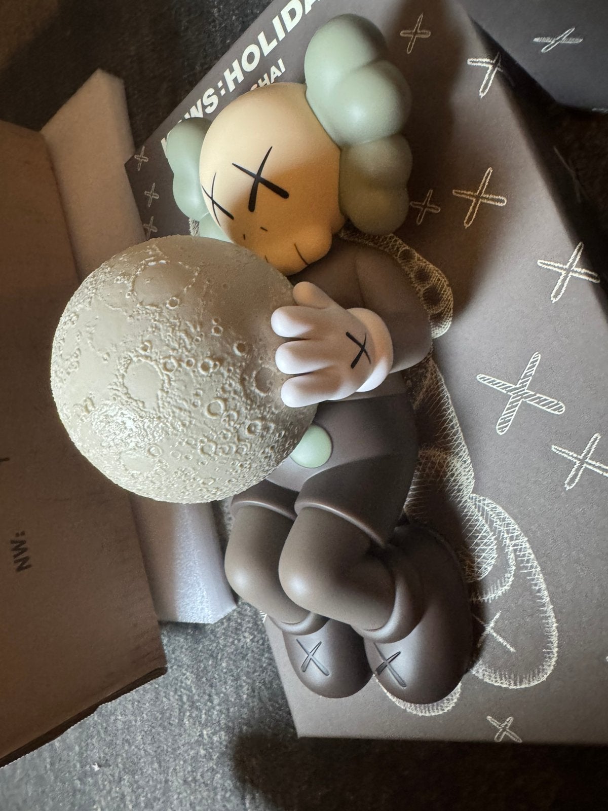 KAWS - Holiday Shanghai Moon - Set, Ophalen