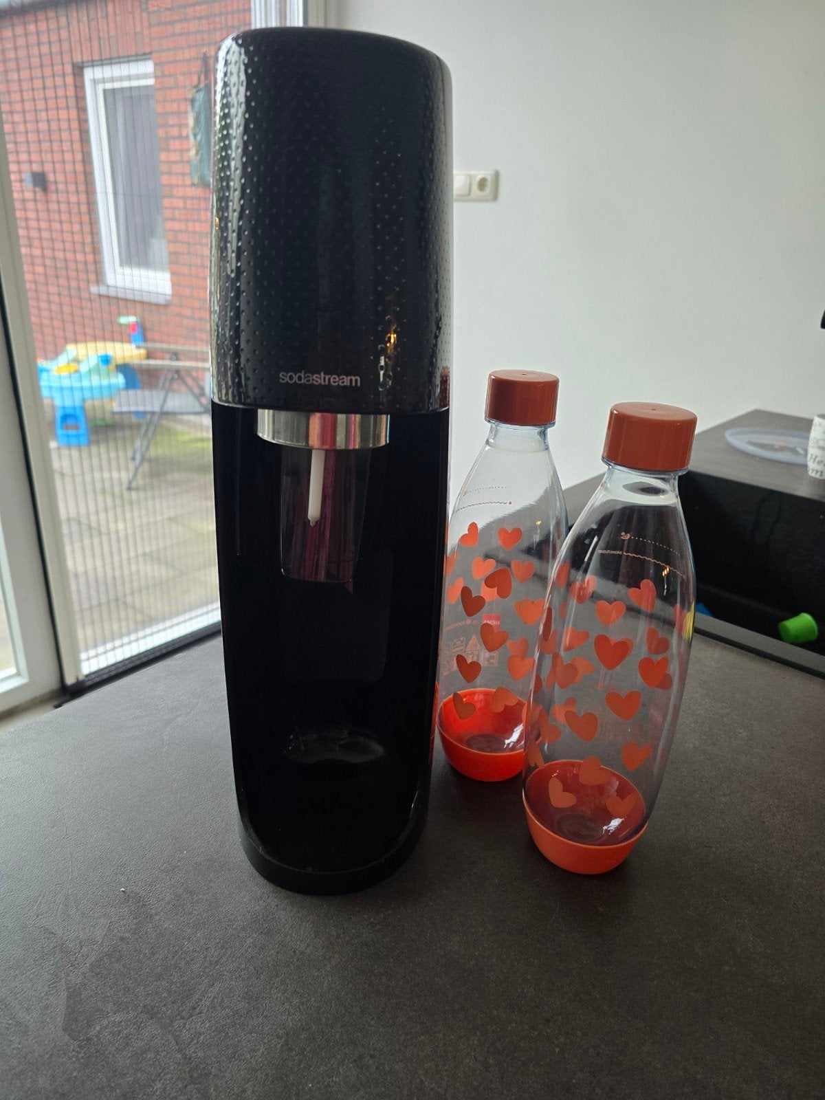 Sodastream met 2 flessen en CO2-cilinder, Ophalen of Verzenden, Zo goed als nieuw