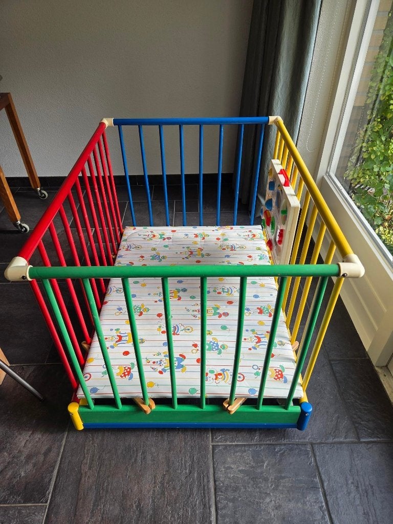 Houten babybox, in 4 kleuren., Ophalen, Gebruikt, Rechthoekig, In hoogte verstelbaar
